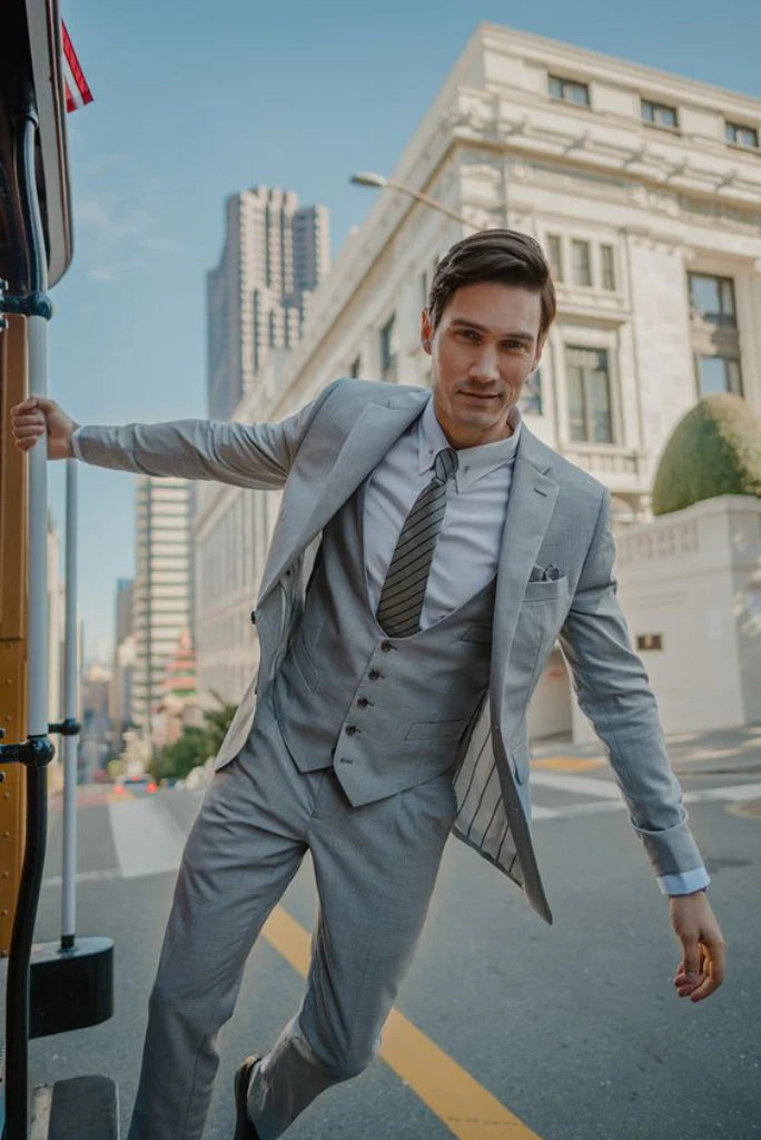 Men grey suit-front