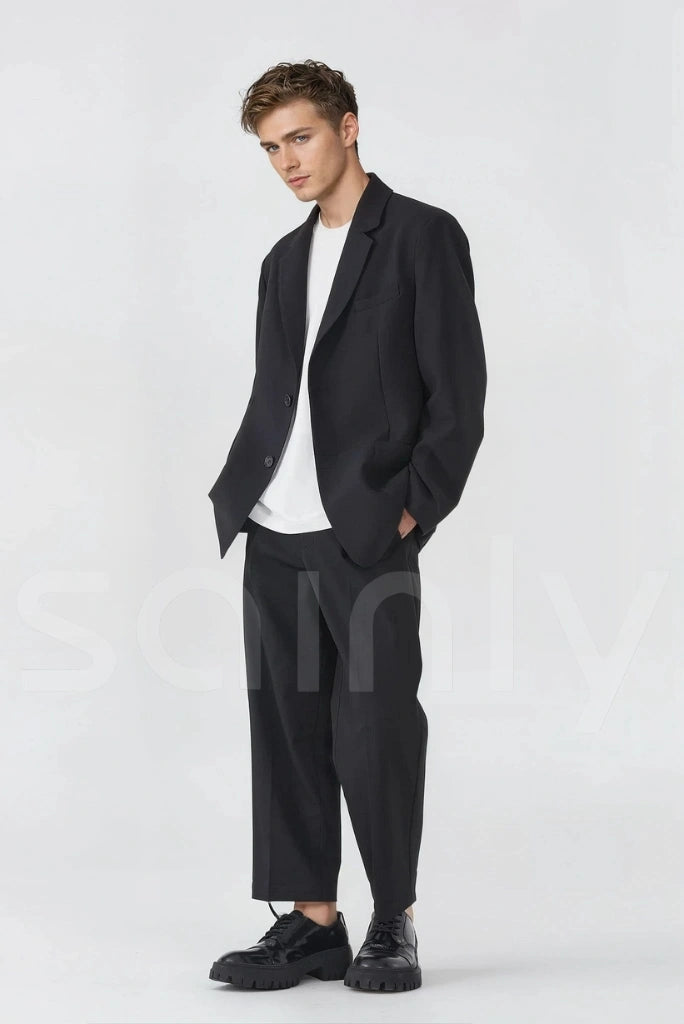 Notch lapel and polyester buttons on black blazer for men-side