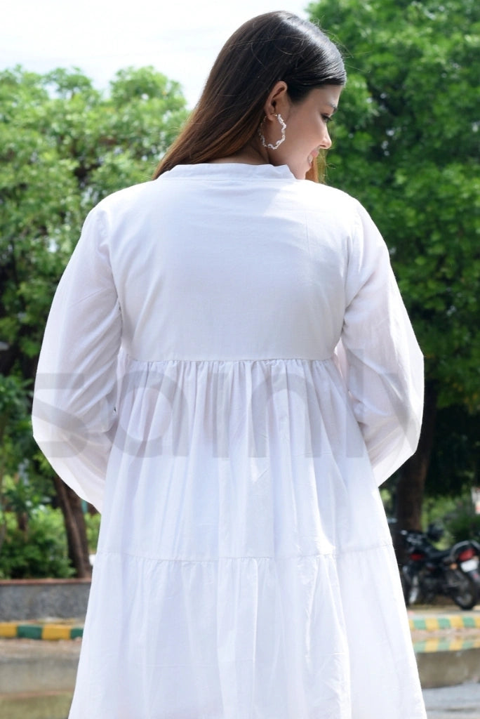 Elegant white linen tunic for casual outings-back