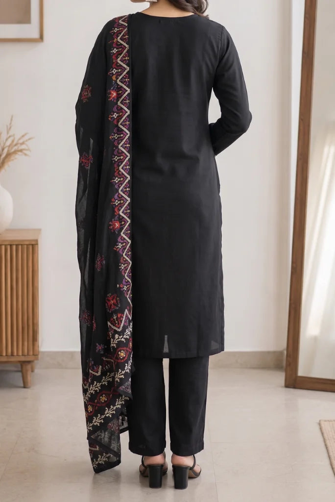 Zigzag embroidered border on sheer black dupatta back vew